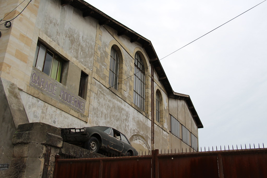 Façade d’un ancien garage automobile portant l’enseigne Garage Moderne
