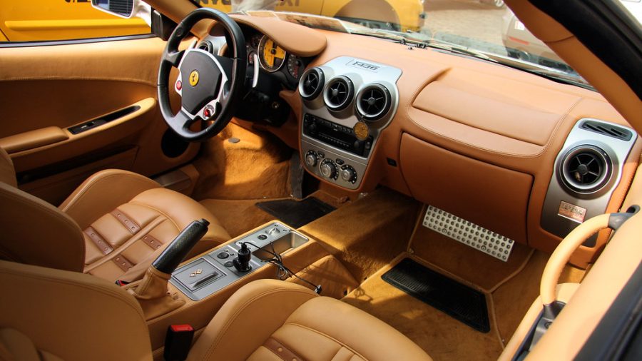 Vue de l’intérieur d’une voiture depuis le poste de conduite
