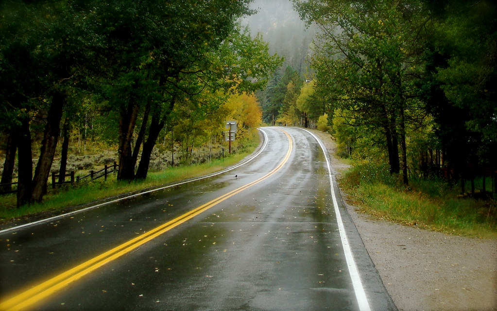 Route de campagne dégagée traversant un paysage vallonné
