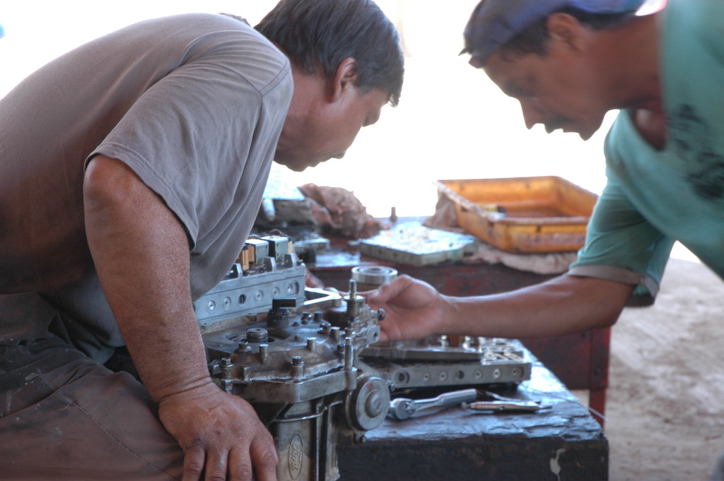 Mécanicien intervenant sur un moteur en atelier