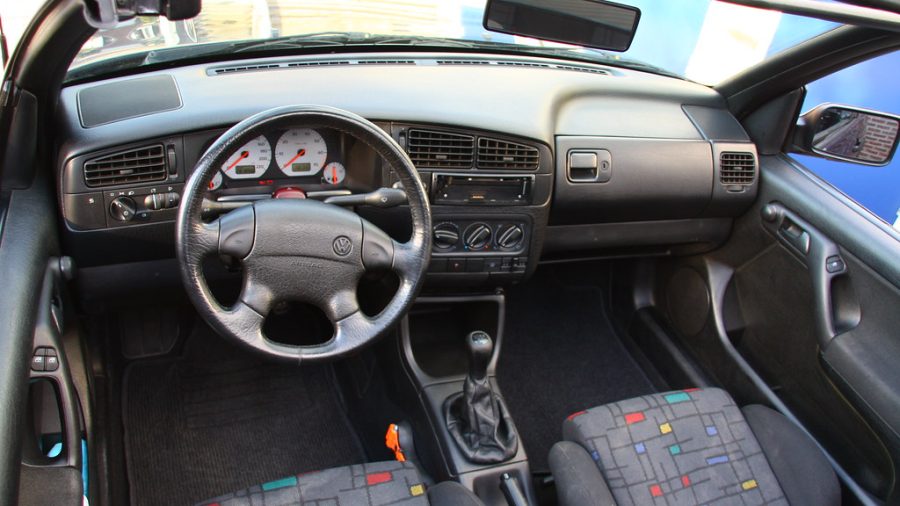 Tableau de bord et partie de l’habitacle d’une voiture compacte