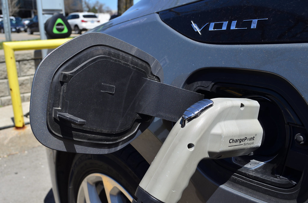 Voiture électrique branchée à une borne de recharge publique