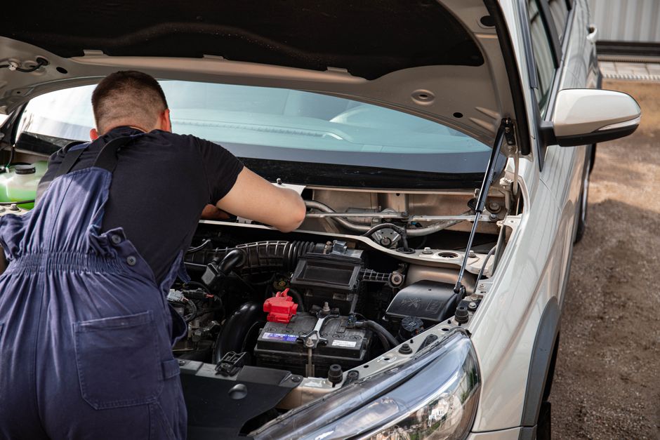 Mécanicien intervenant dans le compartiment moteur