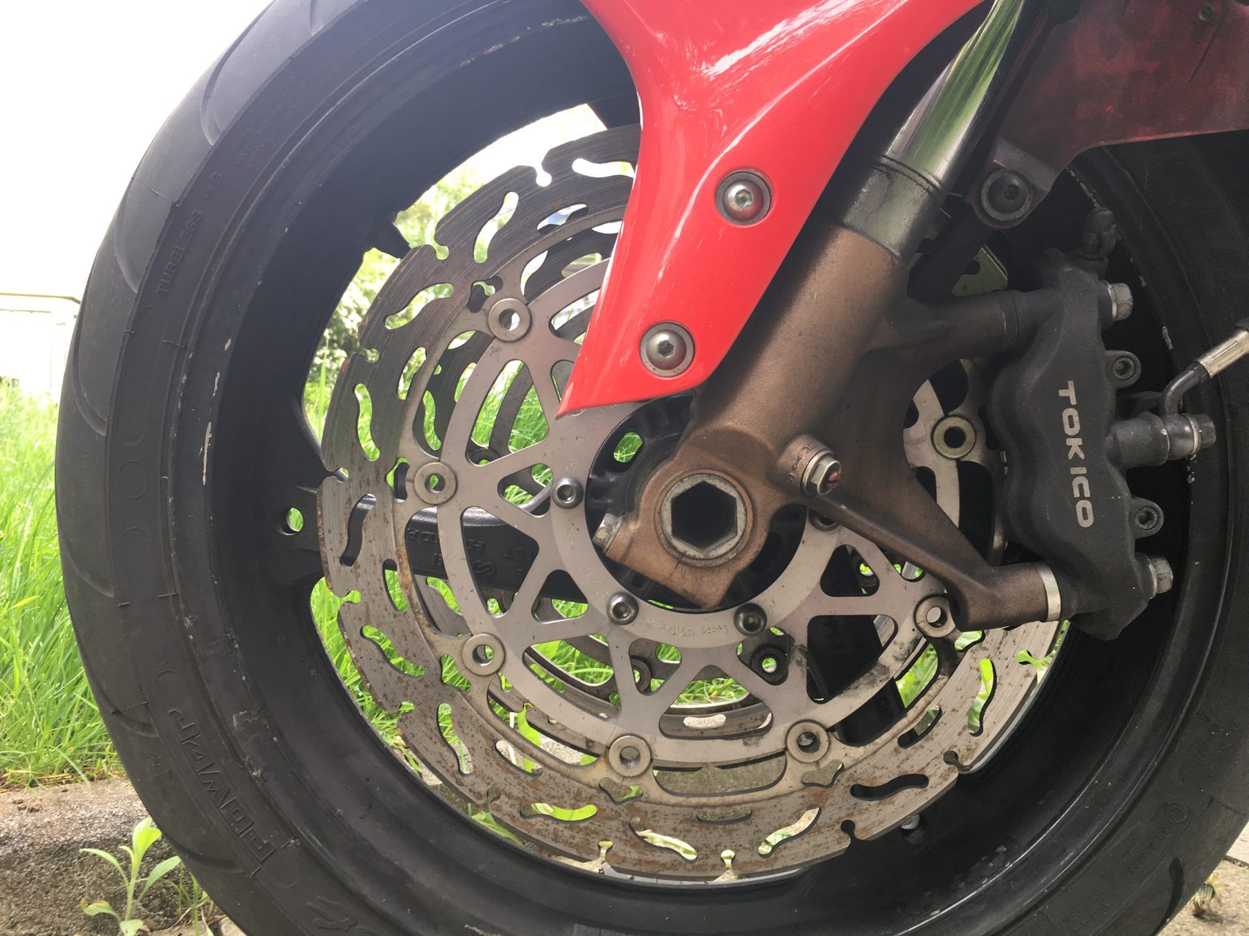 étrier et disque de frein d'une moto, en gros plan
