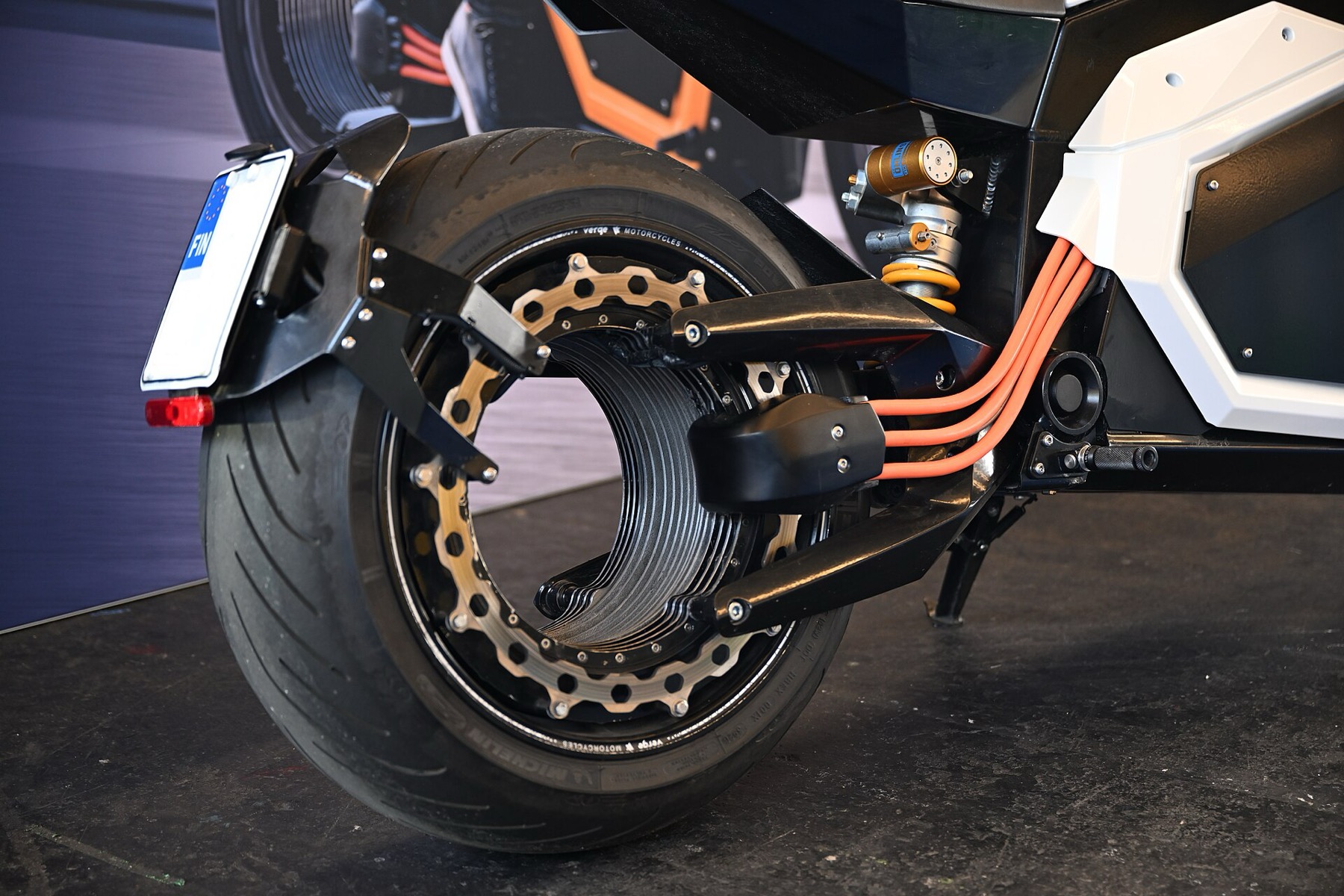 pneu arrière d'une moto électrique Verge TS, vu de trois quarts arrière