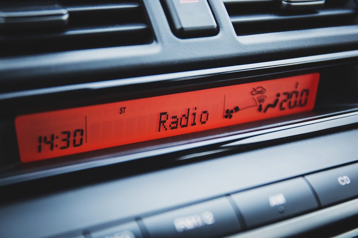 Radios FM et DAB+ obligatoires : quel impact pour votre entreprise ?