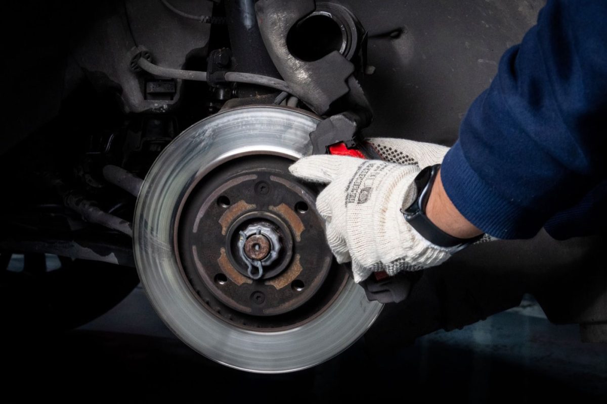 Bruit de grincement aux freins : diagnostic et urgence