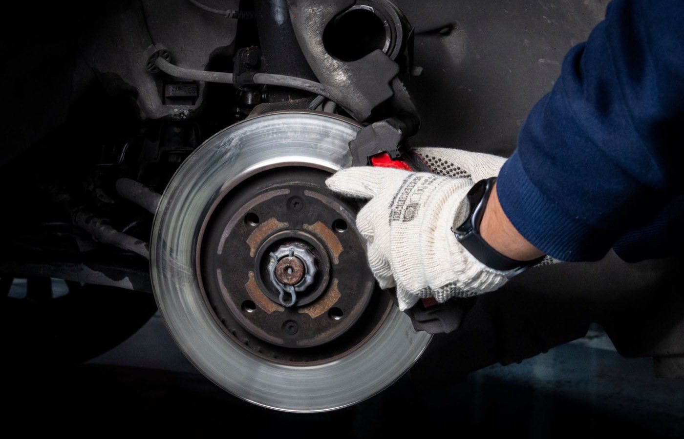 Bruit de grincement aux freins : diagnostic et urgence