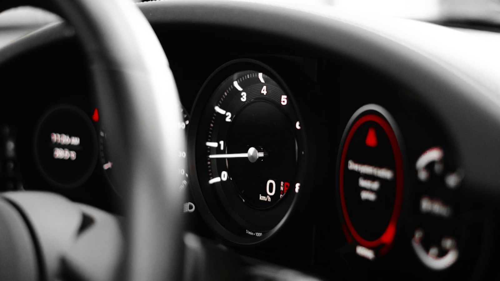 Outil de diagnostic connecté au tableau de bord d'une voiture